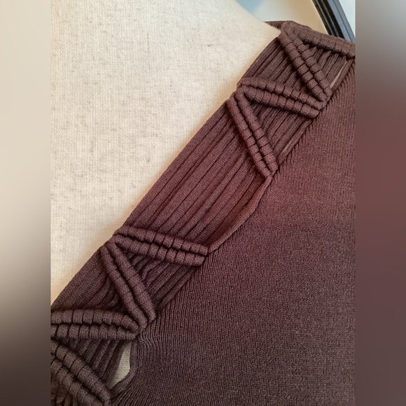 CABLE & GAGE Chocolate Brown 3/4 sleeve Stretchy Top w/Open Neckline Detail - Picture 4 of 10